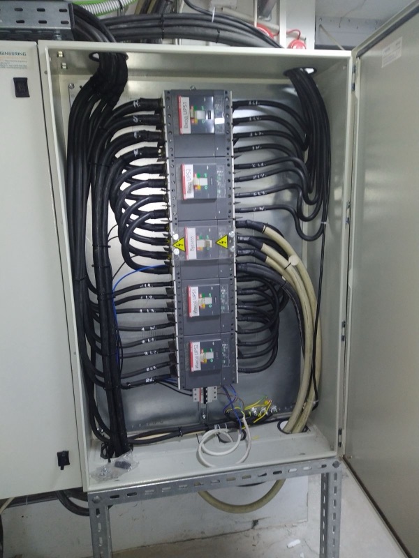 Силово табло с прекъсвачи в лят корпус, надписани за вход и изход на два UPS и байпас